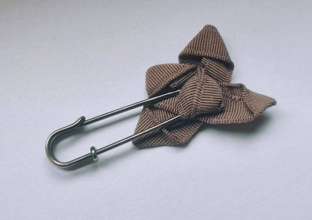 Brose tip ac de siguranta, din metal argintat, cu ornament celtic