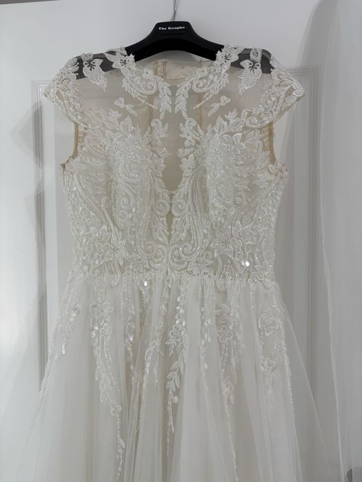 Rochie mireasa cu voal si crinolina cu un cerc