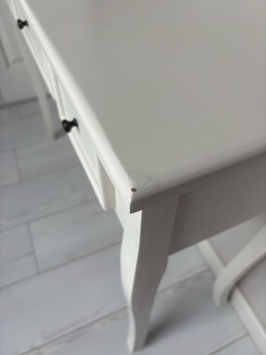 Măsuță de toaletă tip consolă, fină și elegantă