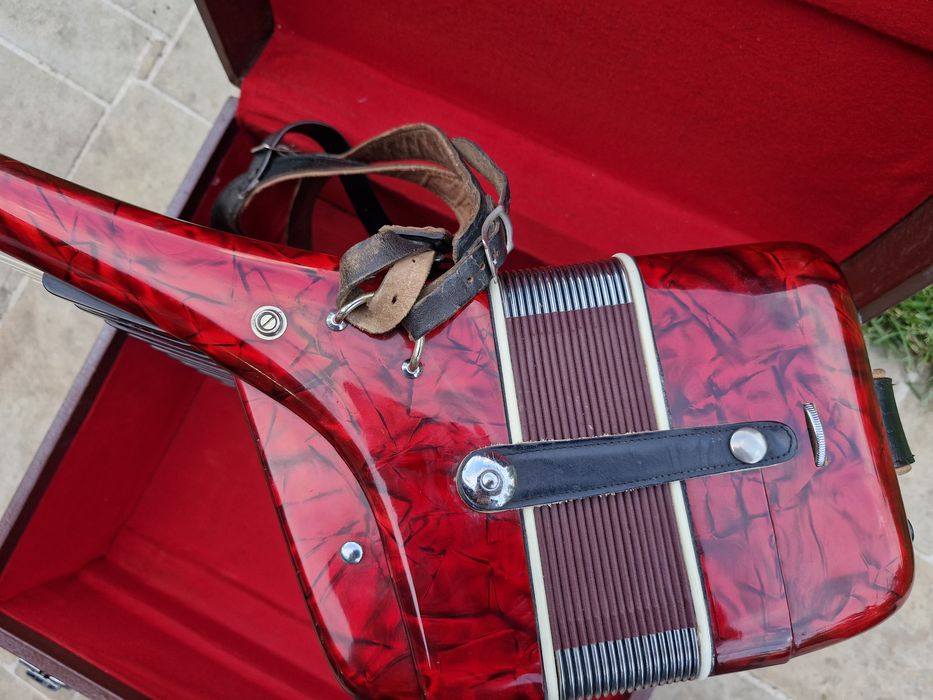 Vând acordeon Parrot cu 80 de basi rosu