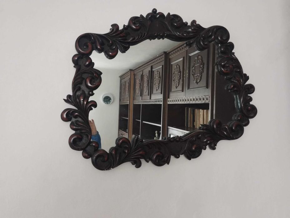vand oglinda cu rama de lemn sculptata