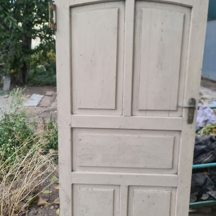 Продам двери деревянные.