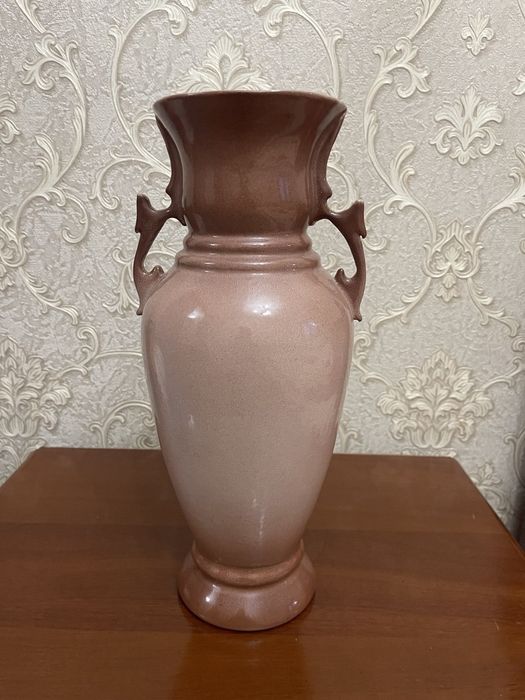 Ваза для цветов высотой 35-37 см. По цене можно договориться