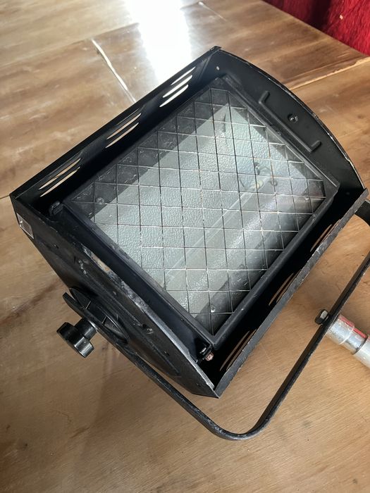 Прожектори и вани за студийно, сценично осветление