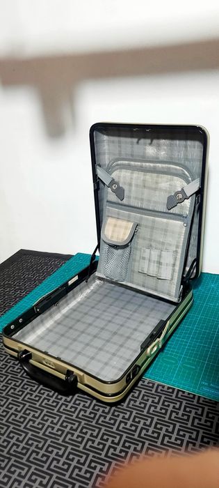 Продам чемодан, кейс.