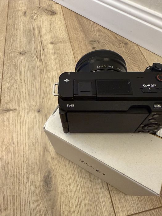 Видеокамера Sony ZV E1