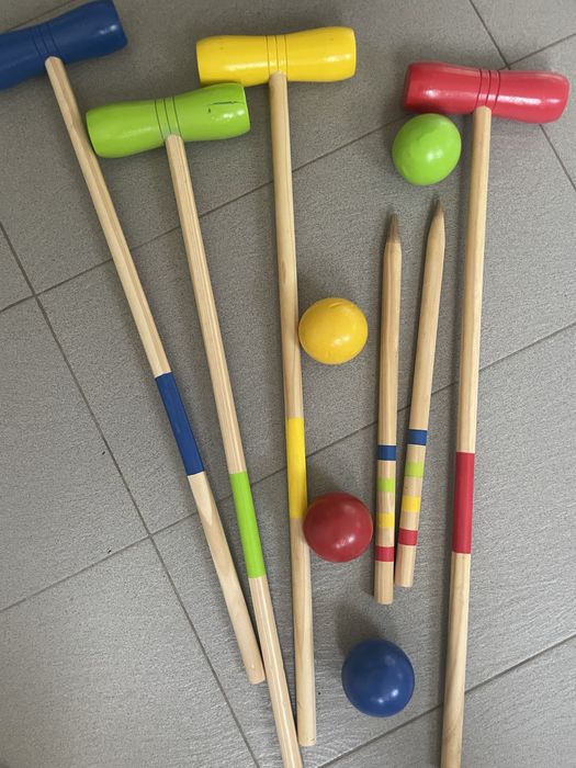 Игра за двор(подобно на крикет)