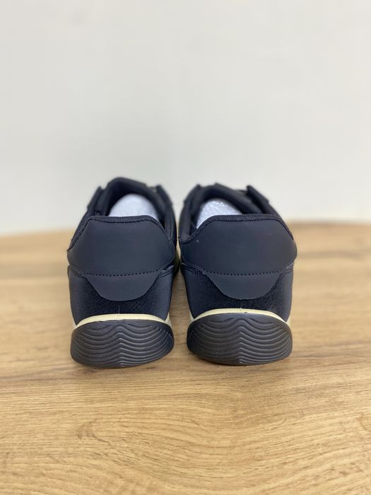 Стильді қара кроссовка