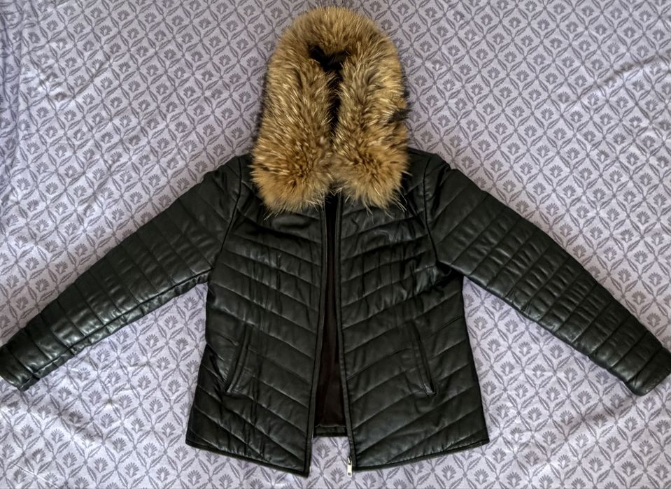 Geacă din piele și blană naturală, mărimea 4XL( croiala este mult mai mică, fiind potrvită și pentru o persoană care poartă L sau M)
