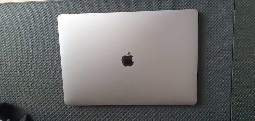 Macbook pro 15 inch 2019 , 77 cicluri incarcare i7 16 gb hard 256