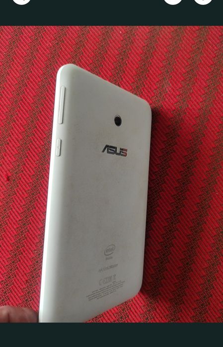 Tabletă ASUS, cu slot pentru Micro SD card și slot pentru SIM. Nu a mai fost folosită de mult timp, nu pornește, cine se pricepe o face funcționala