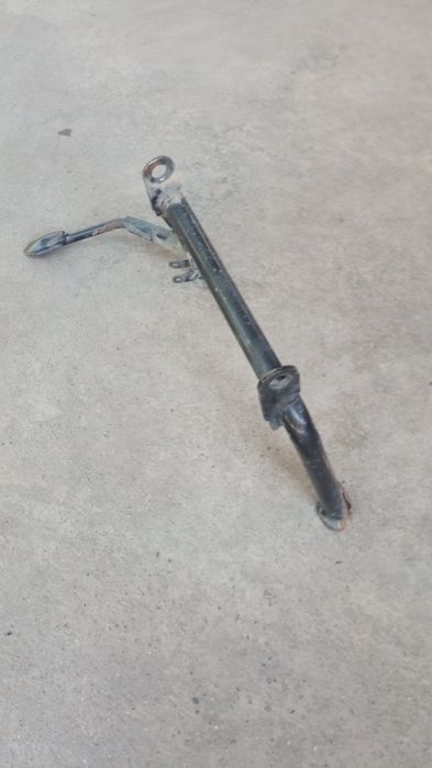 Центральная подножка от скутера