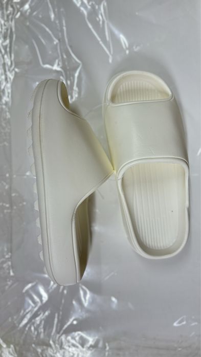 Шлепанцы изики ,сланцы