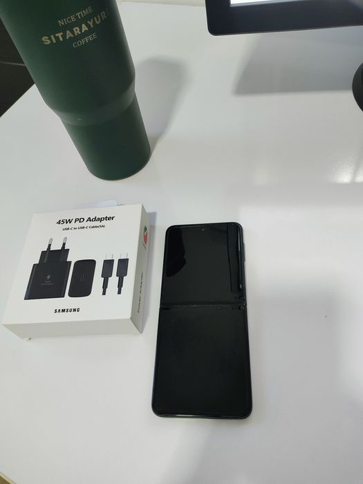 Samsung Galaxy Z flip3 yanada qulay narxda ekranlari yaxshi dog yoq