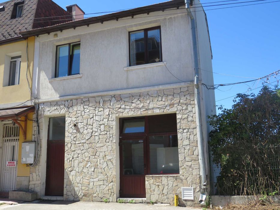 Къща в Самоков Център, разп. на 2 апартамента и магазин/ реф. 1000-401