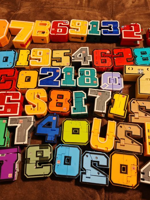 Продавам колекция от трансформиращи се цифри