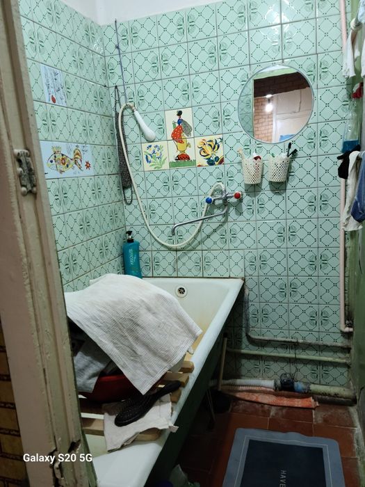 Kvartira sotiladi Navoi shahar 10 mkr Lamanosova 2** kv4 etaj 2 xonali