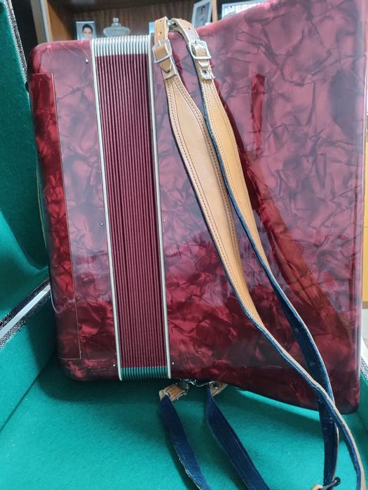 Продавам Немски акордеон Баркароле Проминенз 2 4гласа с куфар