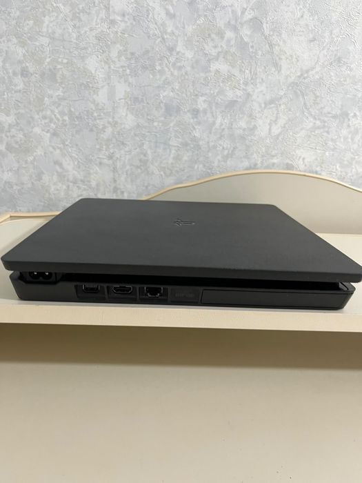 Продам PS4 Slim.
