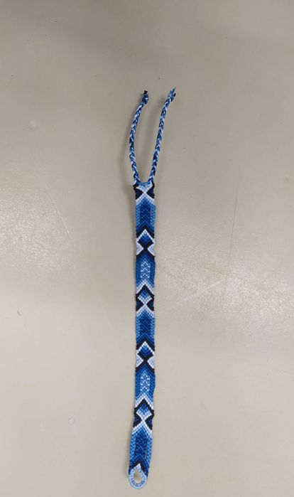 Ръчно плетени гривни (гривна на приятелството)