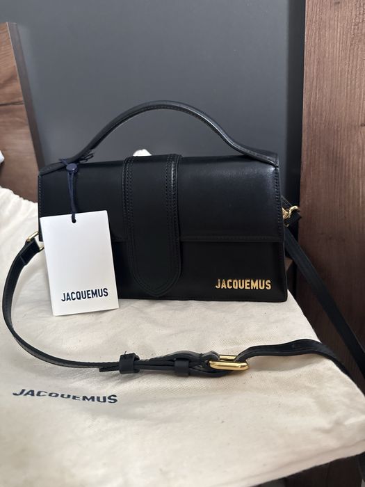 Новая сумка Jacquemus с этикеткой