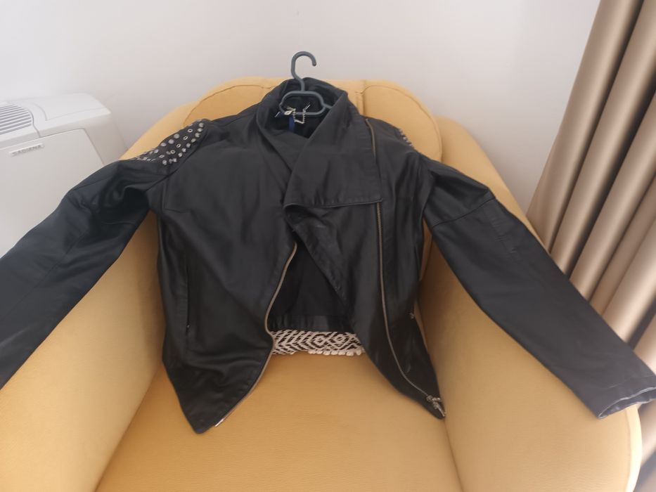 Geaca rock piele moale ,cu tinte 38 -40