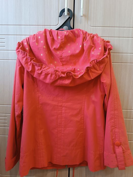 Продам ветровку женскую!