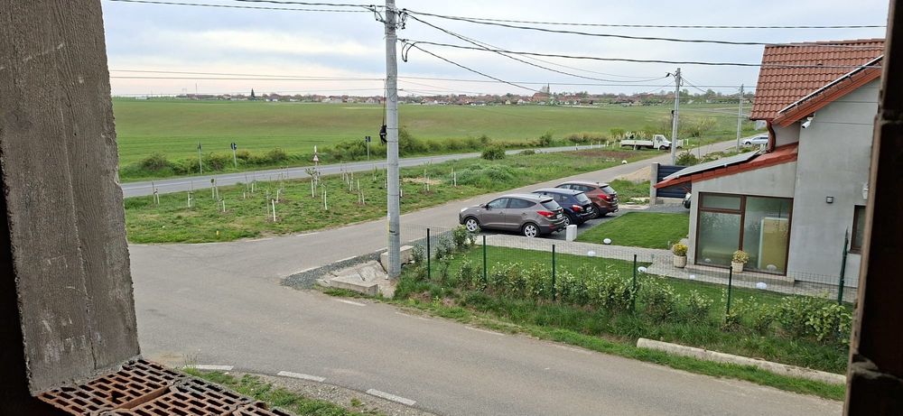 Vând sau schimb casă la roșu P+M intabulată cu utilități branșate amplasată pe colț cu doua intrări la strada principală