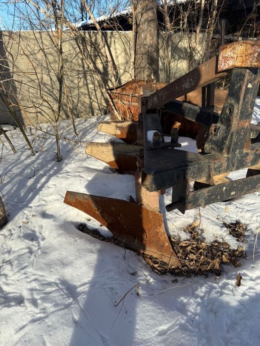 Плуг трехкорпусный