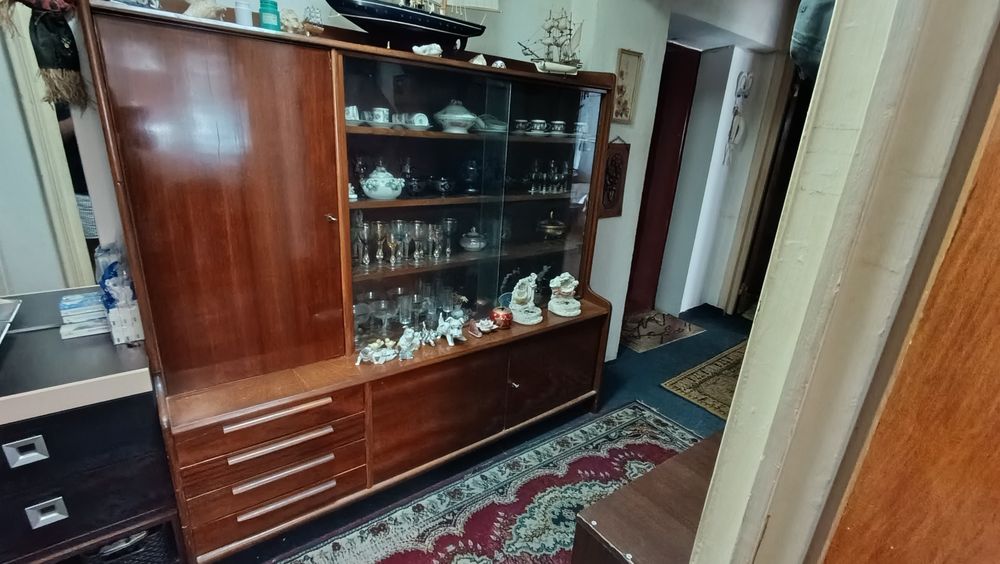 Biblioteca cu spatii de depozitare