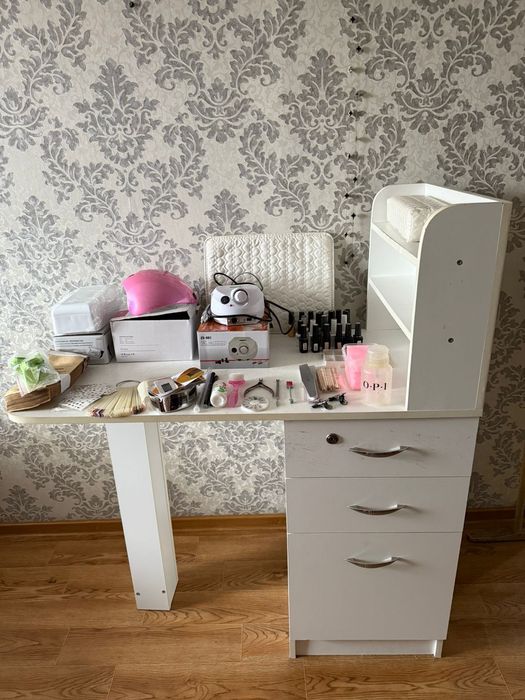 Маникюрный стул и полный набор для маникюра