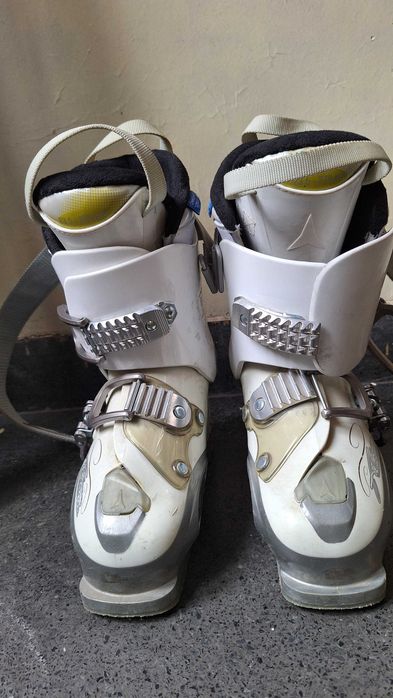 Продавам ски обувки Atomic