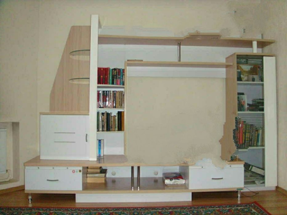 Срочно в отличном  состоянии стенка,  Китай.. Люстра хрустальная.