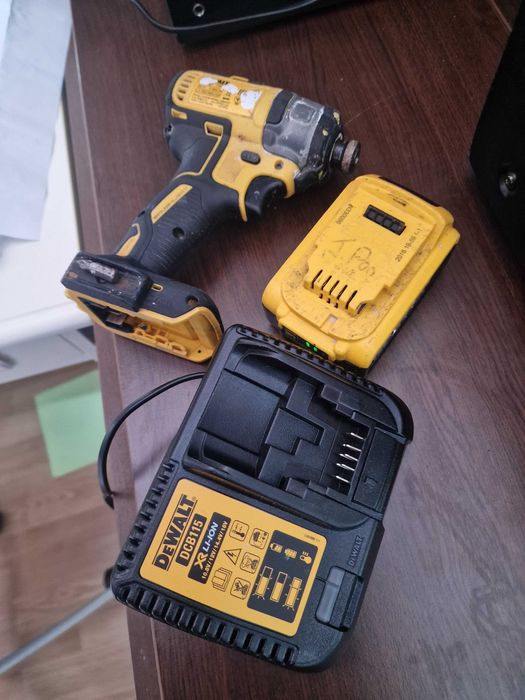 Filetanta IMPACT DEWALT 18V Li-ION cu baterie de 4AH si incarcator cor