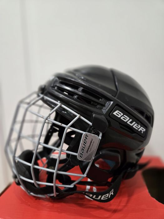 Продам хоккейный шлем, Bauer