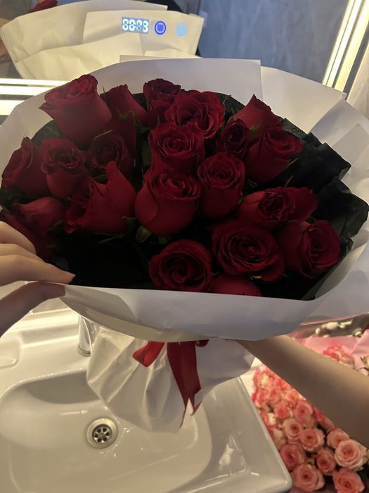 Красивый букет из 20 красных роз