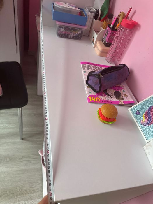 Детско бюро в бял цвят