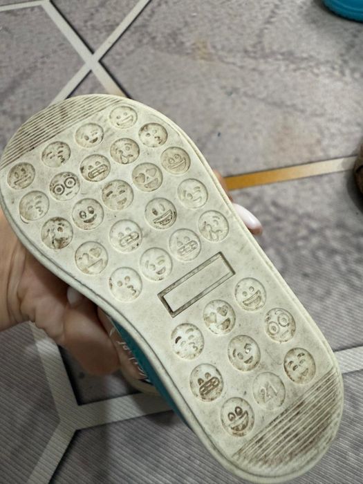 Детские кроссовки