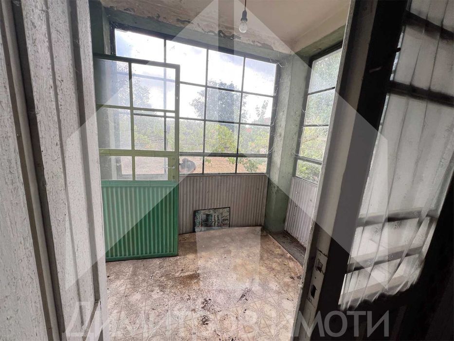 Продаваме самостоятелна тухлена къща в гр. Плиска с двор 1 дка и ГАРАЖ