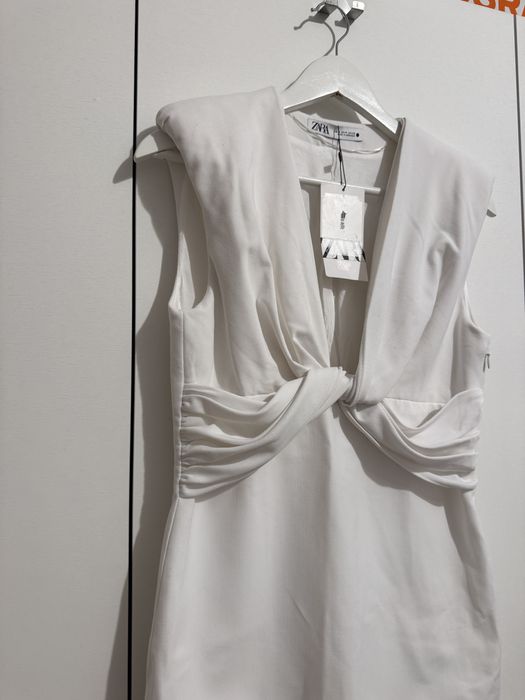 Rochie scurta alba eleganta tip sacou fara maneci Zara marimea M