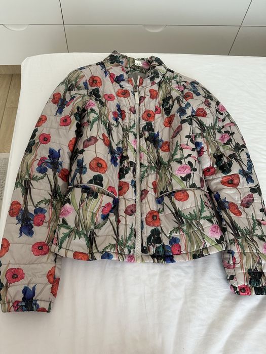 Geaca cu model floral stare impecabila