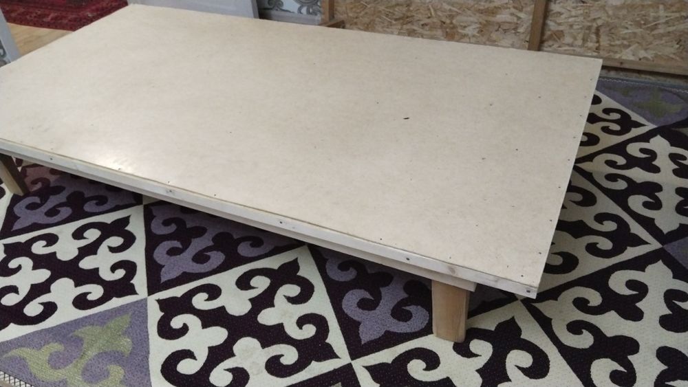 Жер стол, крагистан жасалған.