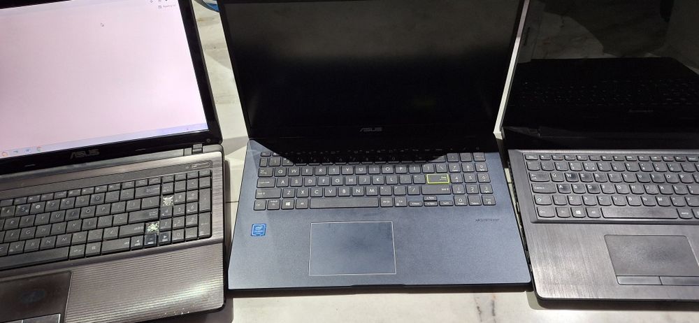 Vând trei laptop