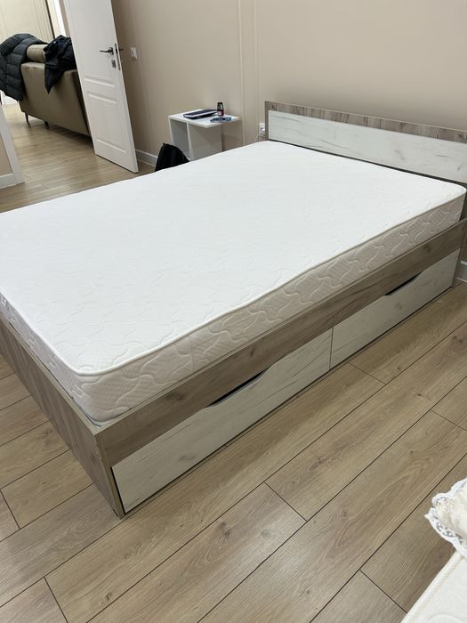 Кровать с матрасом