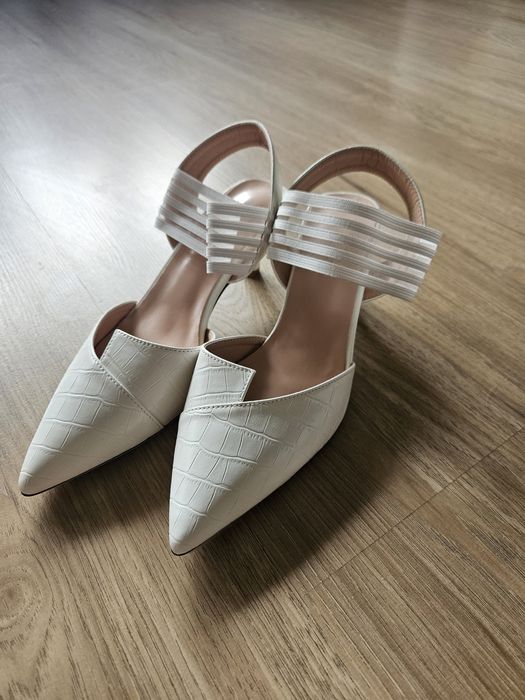 Бели летни обувки