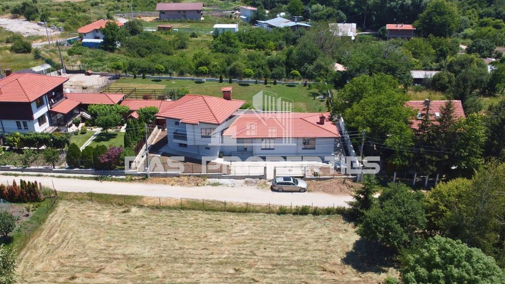 Къща в София, област-с.Гурмазово площ 240