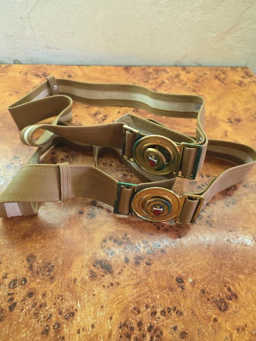 Lot 2 curele originale de Pionier RSR – perioada comunistă – paftă metalică cu emblemă