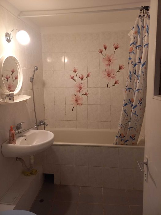 Dau in chirie apartament 3 camere pe termen lung