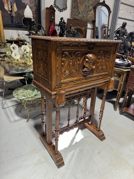 Secretier din lemn cu sculpturi