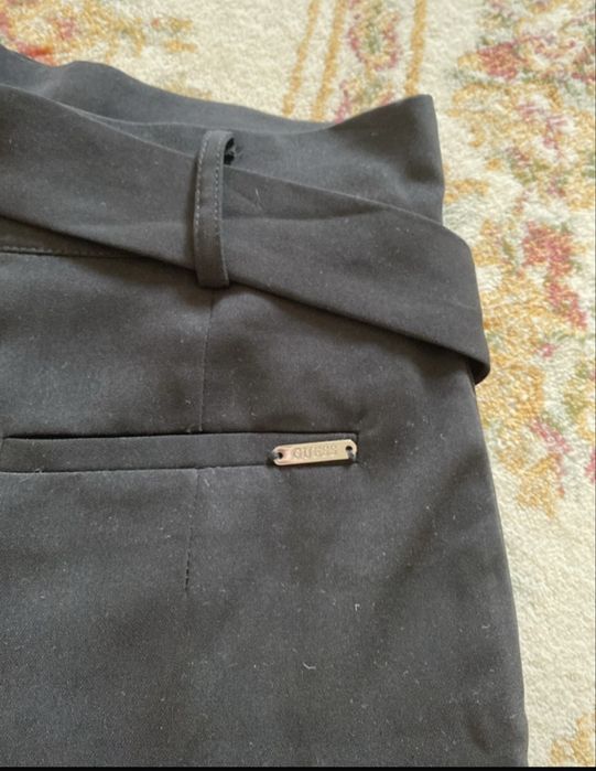 Pantaloni scurti Guess cu talie inalta de stofa